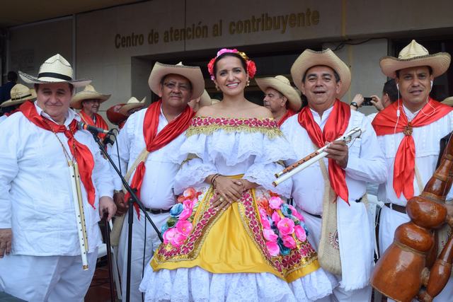 Diana Marcela Molina Argote, Secretaria de Cultura y Turismo del Huila; e integrantes de la banda, Los Borrachos.